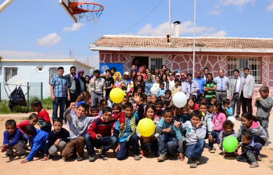 Mutluluğu paylaştılar.