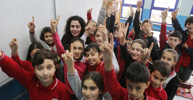 Görme engelli Zeynep öğretmen öğrencilerine ışık oluyor