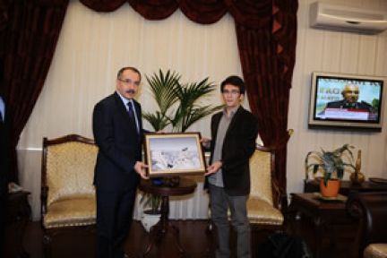 Bakan Dinçer, UNESCO Fotoğraf Yarışması dünya birincisi Enes Altunok'u kabul etti. 