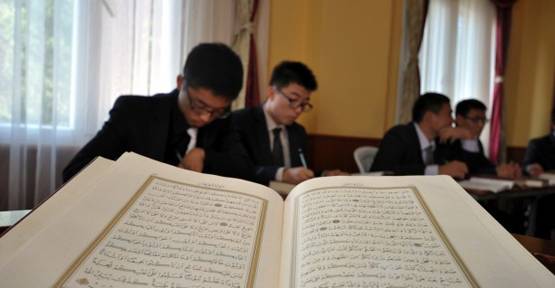 Çinli öğrenciler Kuran öğreniyor