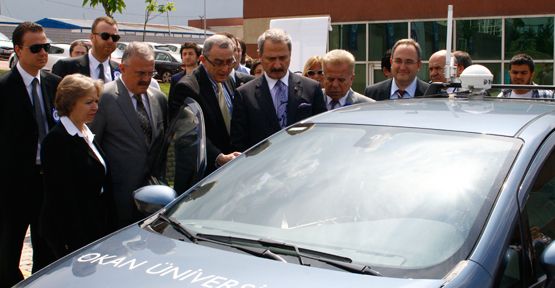 Ekonomi Bakanı Zafer Çağlayan, Türkiye’nin ilk sürücüsüz aracı Okanom’u test etti