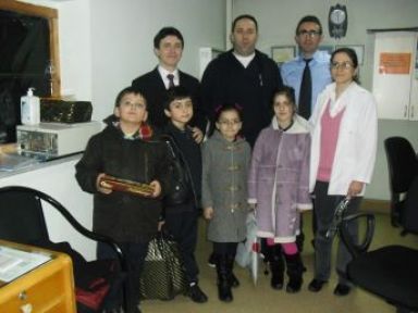 İlköğretim öğrencileri, karanfillerle doktorların bayramını kutladı