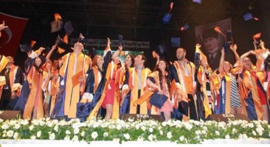 İzmir Ekonomi Üniversitesi'nde mezuniyet coşkusu