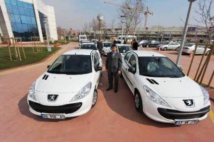 Kocaeli Büyükşehir’den 10 öğrenciye otomobil
