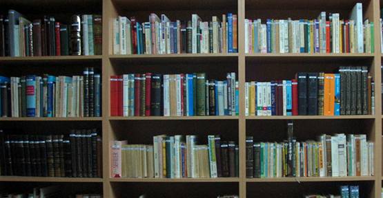 Konya Büyükşehir Belediyesi İzzet Koyunoğlu Müze ve Kütüphanesi'ne 2012 yılında bağışlarla birlikte 1.572 kitap kaydı yapıldı.