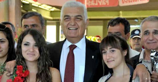 Muğla'da üniversite öğrencilerine karanfilli karşılama