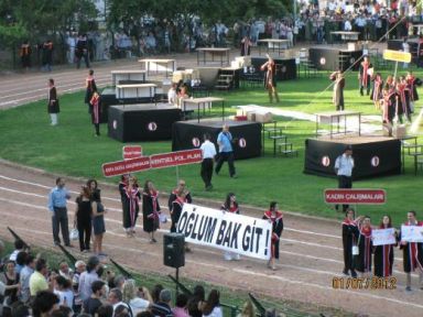 ODTÜ Mezuniyet töreninde güldüren pankartlar