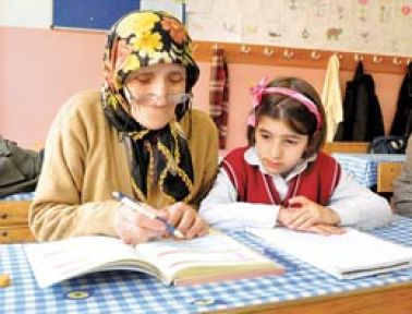Okumayı öğrenndikleri sınıfta öğretmen oldular