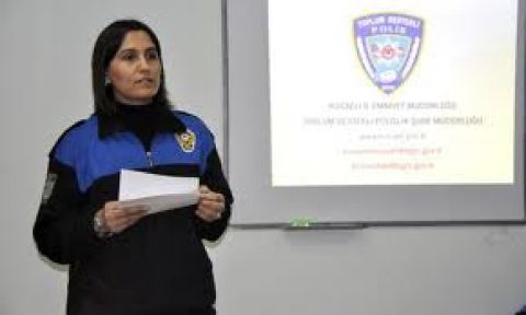 Polislerden öğrencilere seminer
