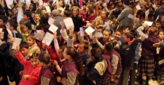 Sakarya'da aynı anda 1500 öğrenciden öğretmenlerine mektup