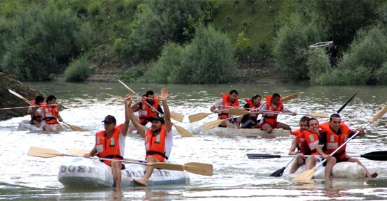 Üniversite öğrencileri pet şişeden sal yapıp yarıştı