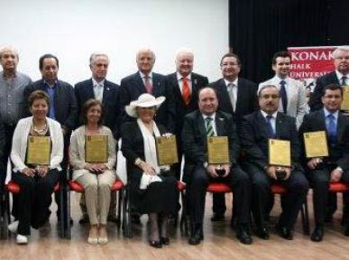 Yamanlar'ın İzmir'e katkısı ödüllendirildi.