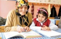 Okumayı öğrenndikleri sınıfta öğretmen oldular