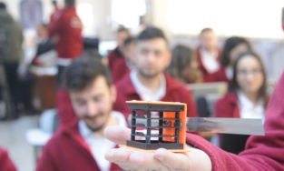 Üniversite öğrencileri geliştirdikleri 'cep uydu'yu fırlatacakları günü bekliyor