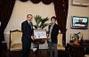 Bakan Dinçer, UNESCO Fotoğraf Yarışması dünya birincisi Enes Altunok'u kabul etti. 