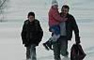 Eğitim için karlı yolları aşıyorlar