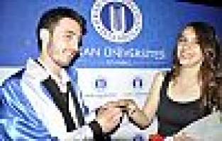 Mezuniyet töreninde evlenme teklif etti.