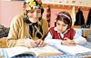 Okumayı öğrenndikleri sınıfta öğretmen oldular
