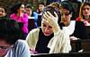 Sınavda kopya çekenler kameralardan kaçamadı.