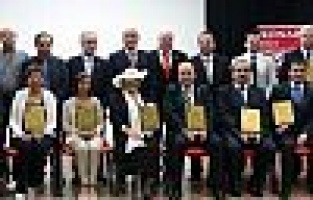 Yamanlar'ın İzmir'e katkısı ödüllendirildi.