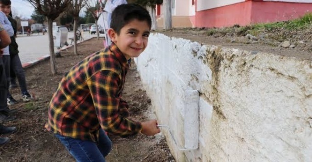 Köy okulu öğrencileri ilk defa boya yaptılar