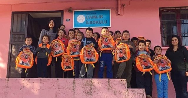 Şahan Gökbakar köy okulu çocuklarını sevindirdi