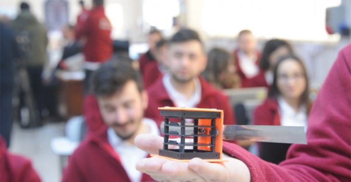 Üniversite öğrencileri geliştirdikleri 'cep uydu'yu fırlatacakları günü bekliyor